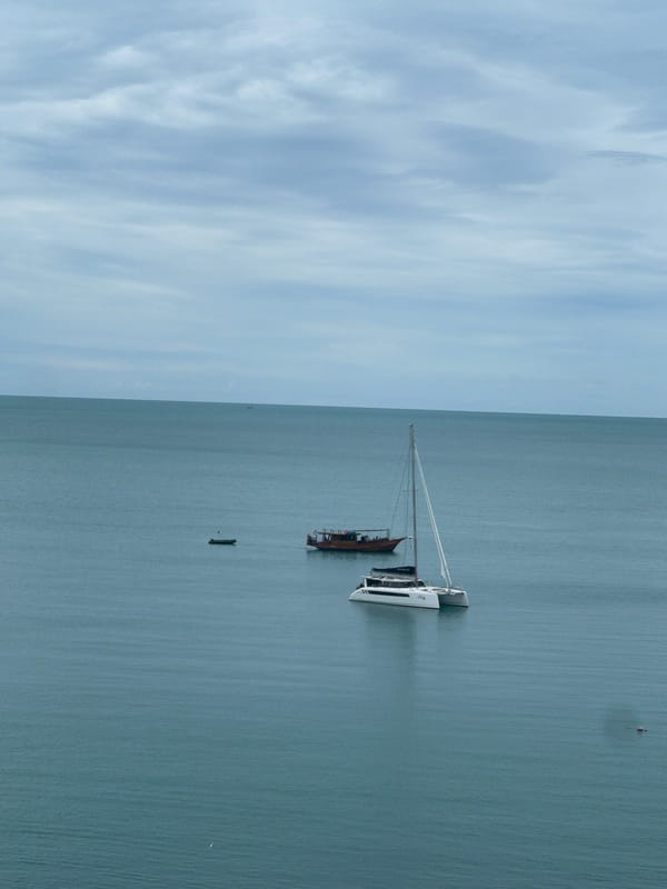 Boats and rocky shores along the Ko Samui coast