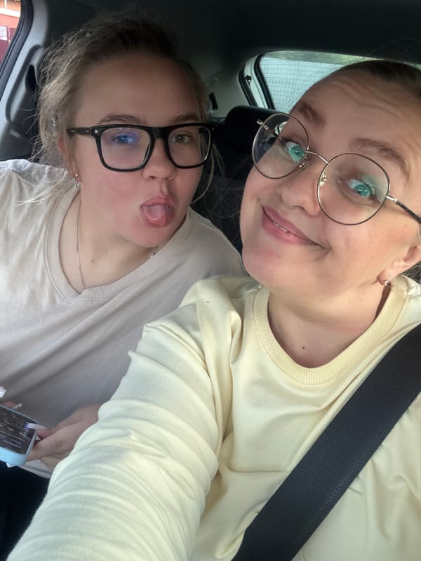 Evening cruise through Vologda with selfies and city snapshots