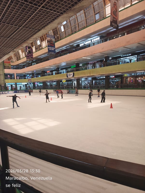 Indoor ice skating draws crowds at Maracaibo shopping mall