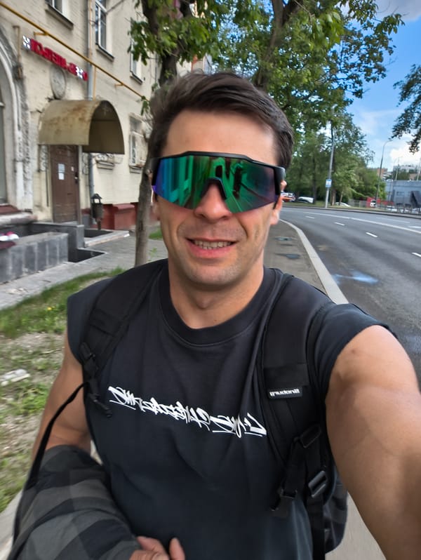 Ordinary street life documented in central Moscow