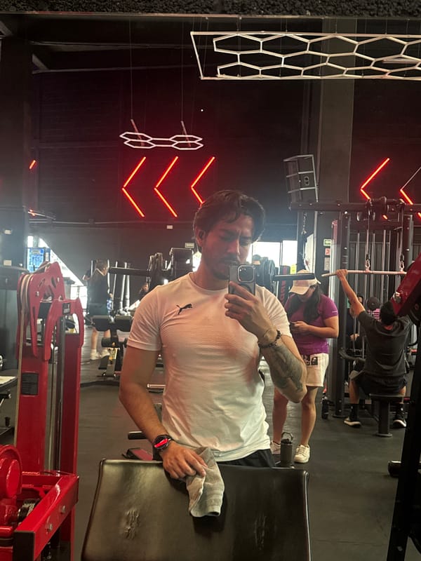 Man takes selfie at Puebla gym during evening workout