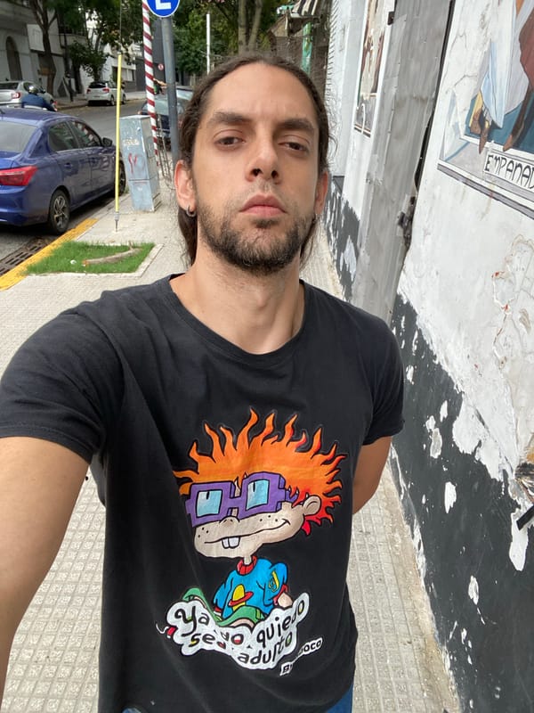 Man takes Rugrats t-shirt selfie on Buenos Aires sidewalk