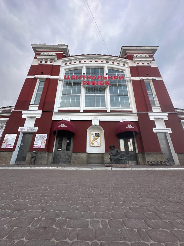 Afternoon scenes documented around Kharkiv's Central Market area