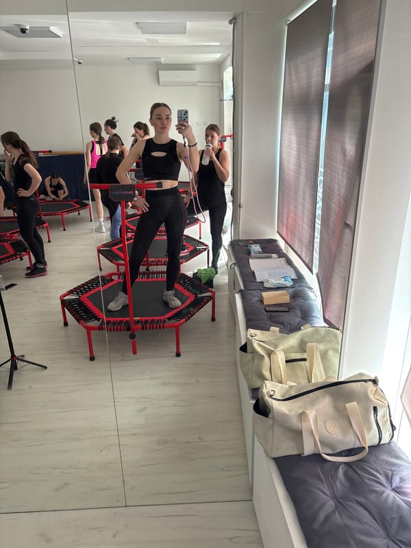 Trampoline gym session and pet snapshots from a Russian morning
