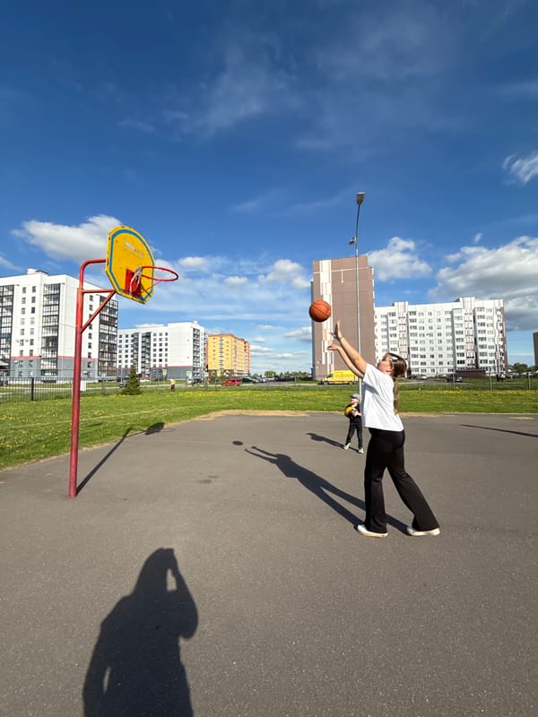 Spring afternoon recreation captured across Veliky Novgorod parks