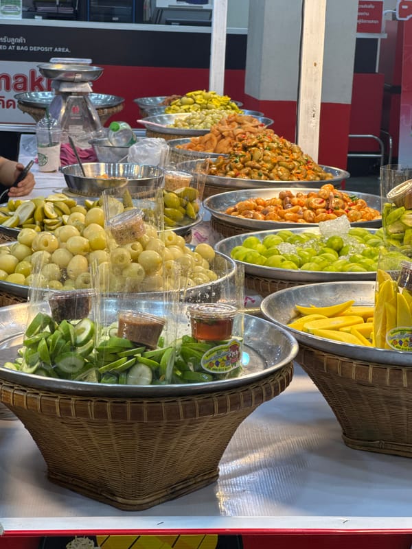 Bangkok market shopping documented in four-minute window
