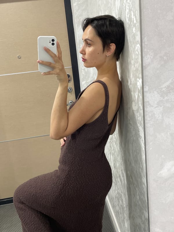 Woman documents morning routine with selfies and baking in Izhevsk