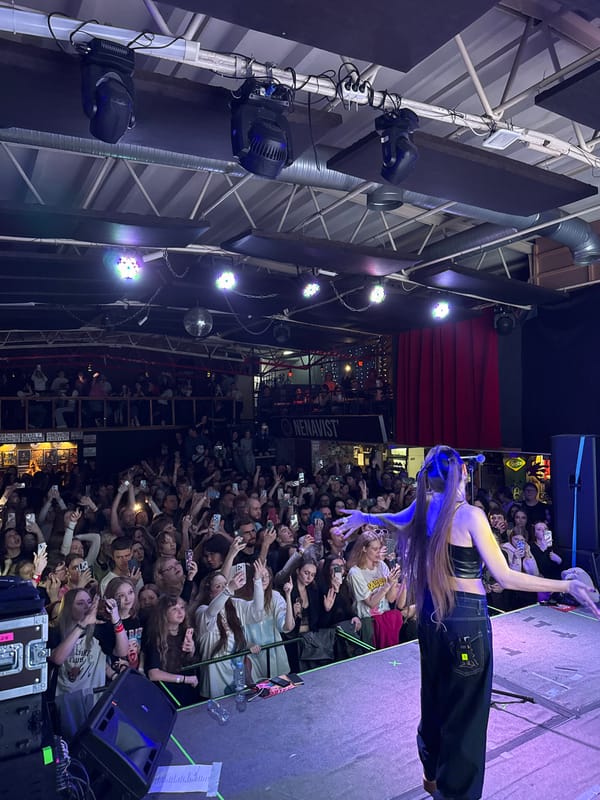 Female artist performs to large crowd at Nizhny Novgorod club