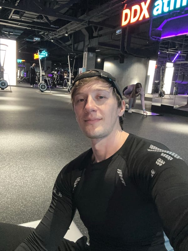 Man takes fitness selfies at Russian gym