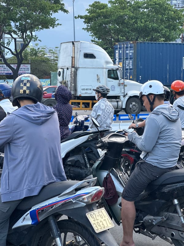 Street-level Đà Nẵng on a busy mid-morning in June