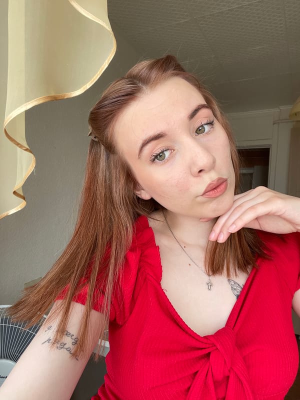 Woman's morning selfie session documented across 31 minutes