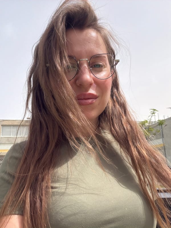 Artist creates watercolor sketches in Bat Yam park morning session