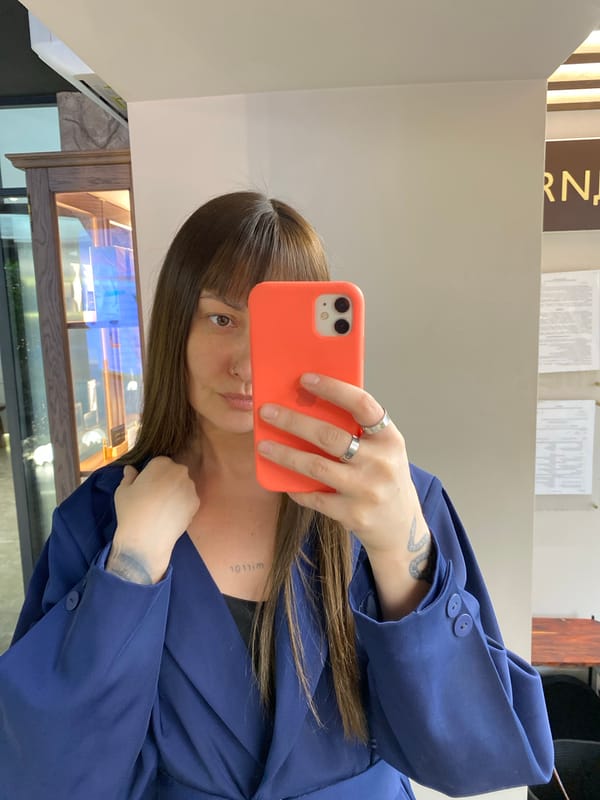 Woman takes morning selfies, applies makeup in Votkinsk home