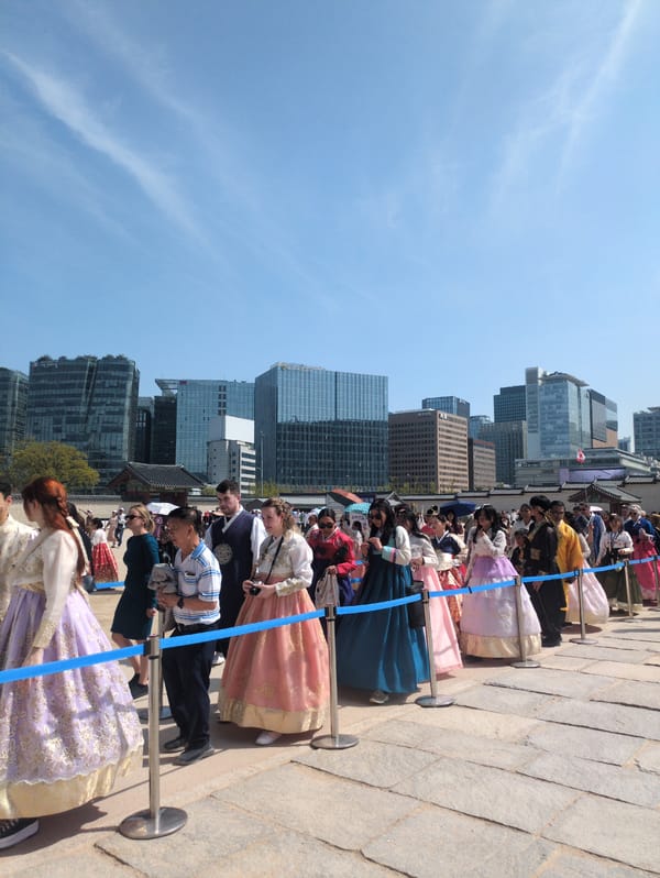 Traditional guard ceremony draws crowds at Seoul's Gyeongbokgung Palace