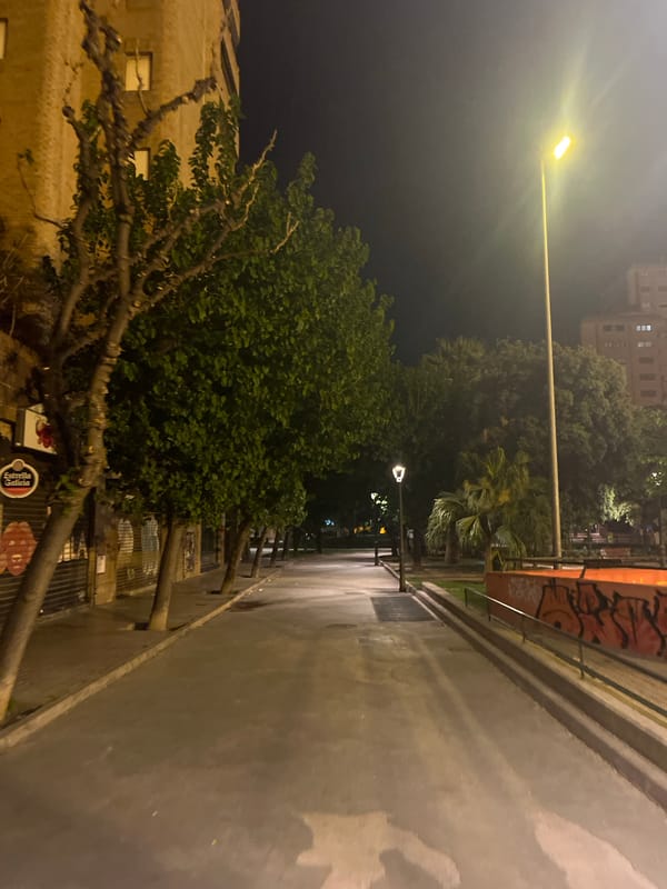 Nighttime street scene documented in València