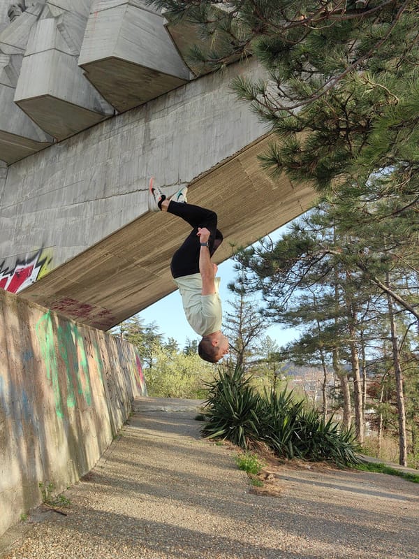 Man hangs upside down from concrete structure in Varna park