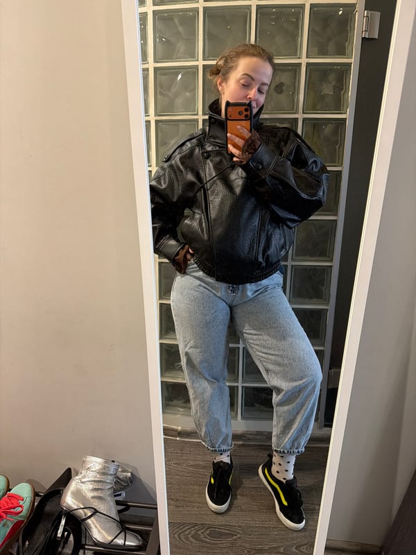 Woman takes elevator mirror selfies in Moscow