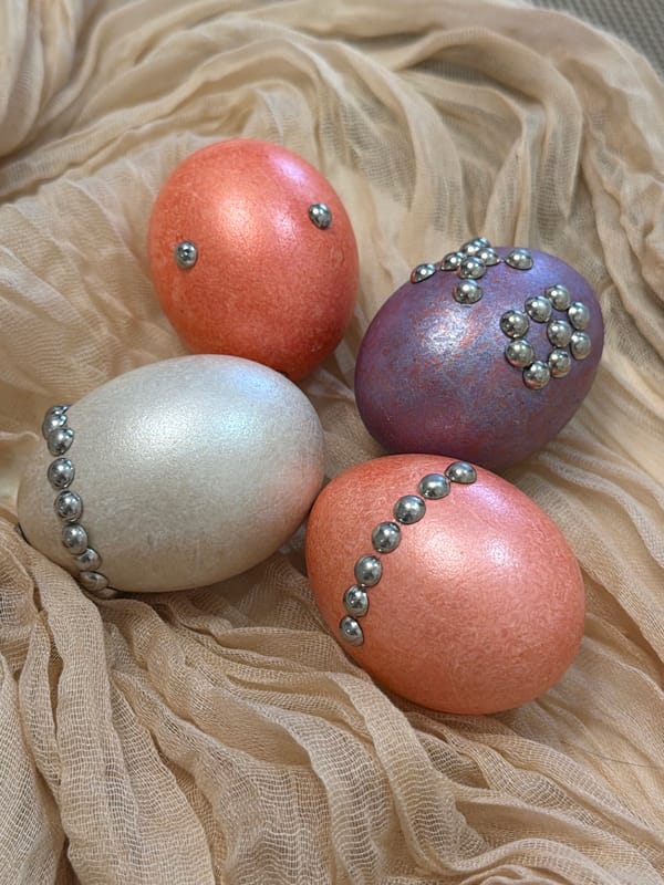 Easter preparations documented in Penza apartment with cats, eggs