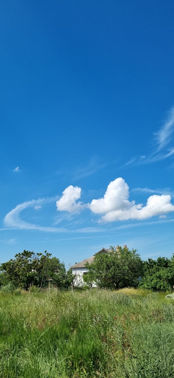 Clear skies with cumulus clouds observed in Blizhnee, Ukraine