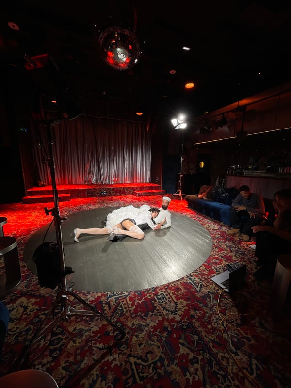 Live performance captured at intimate Paris venue