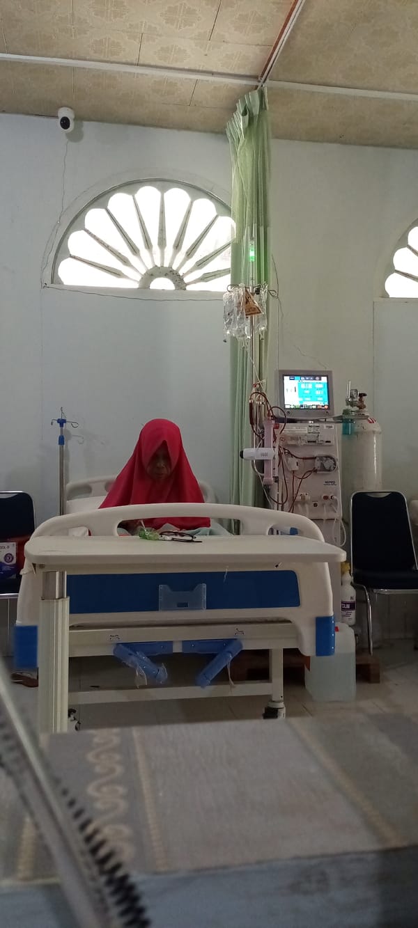 Morning dialysis session documented at Lhokseumawe medical facility