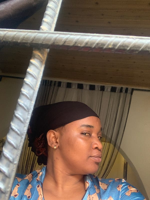 Woman photographed in indoor portrait session in Nigeria