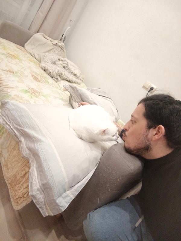 Man documents casual moments with cat and selfies in Penza