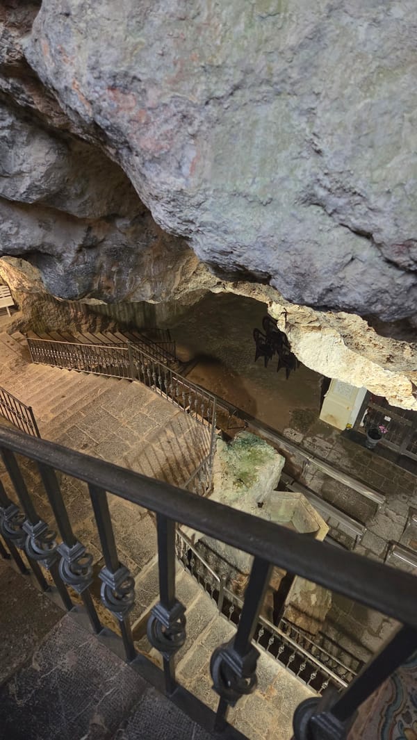 Underground cave structure with religious artwork documented in Altura