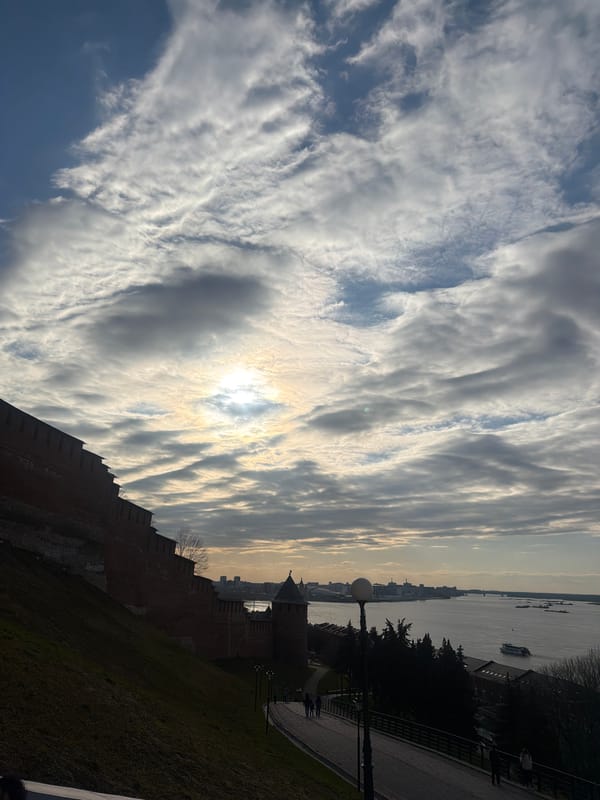Tourist documents Nizhny Novgorod landmarks during cloudy afternoon walk