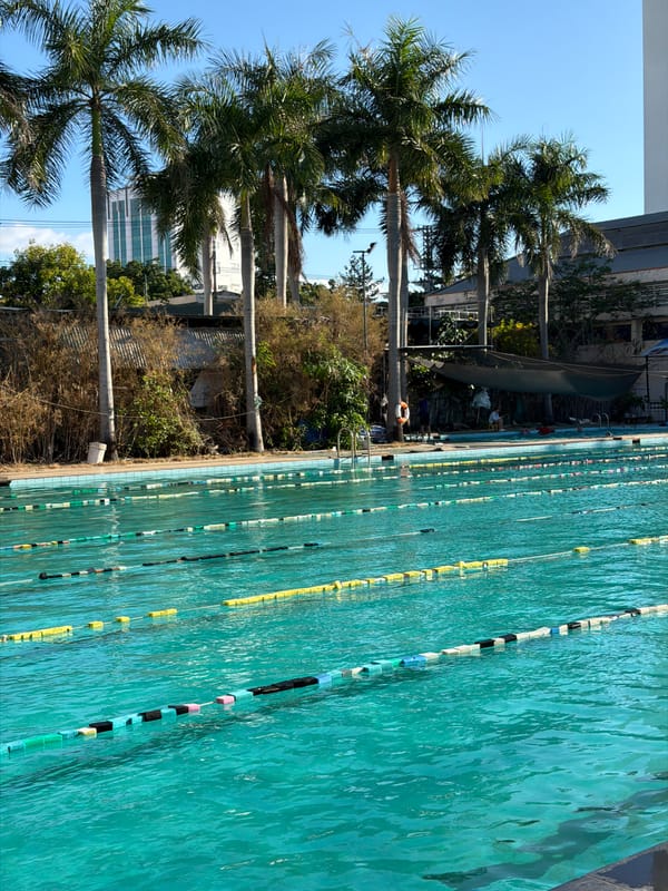 Morning life documented in Nha Trang: pools, streets, pedestrians