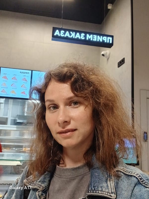 Woman documents daily life through selfies across Yekaterinburg