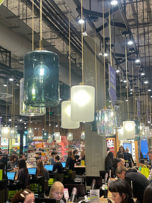 Shopping mall activity documented in Saint Petersburg