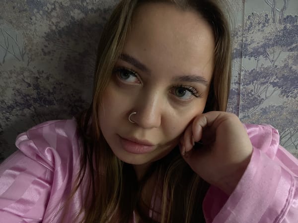 Woman documents evening routine in Russian bedroom selfie session