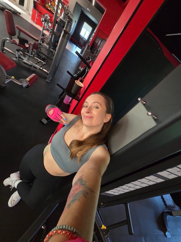 Back-to-back gym selfies from a Birobidzhan workout spot
