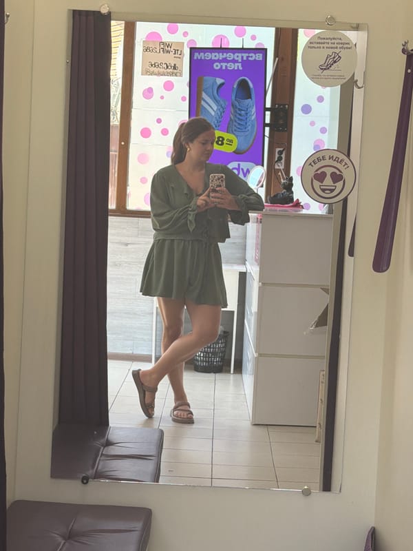 Woman takes fitting room selfie in Sochi store
