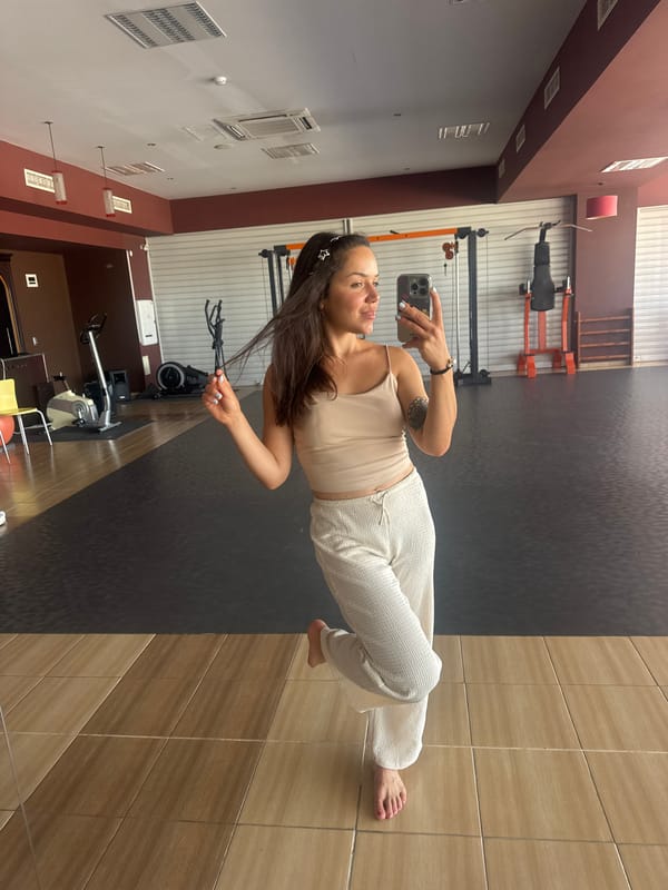 Mirror selfie at a Burgas gym, star clips and all