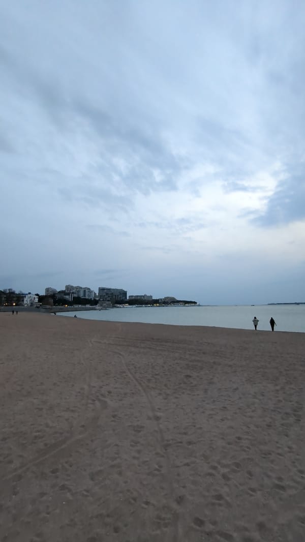 Evening stroll documented along Gelendzhik's waterfront promenade and attractions