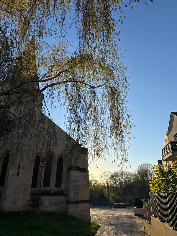 Afternoon scenes captured in Sarcelles: architecture and outdoor dining