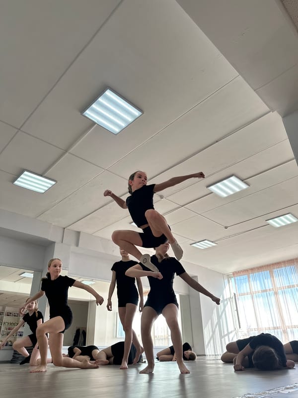 Dance students rehearse routine in Votkinsk studio