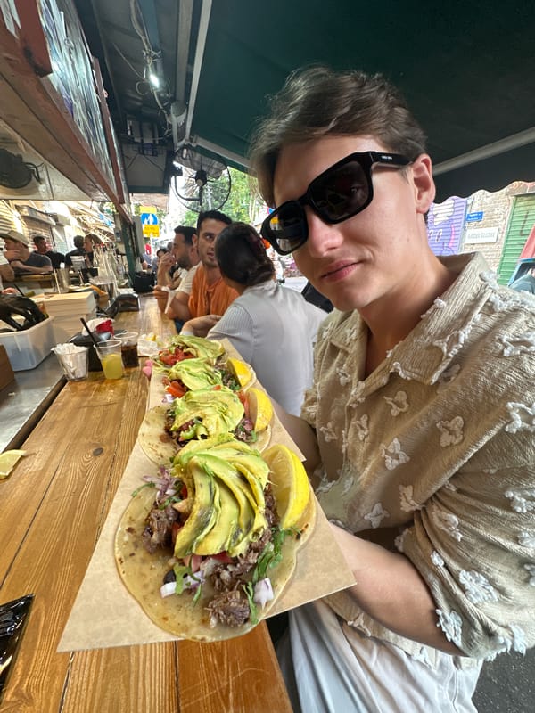 Casual dining scene unfolds at Tel-Aviv outdoor eatery