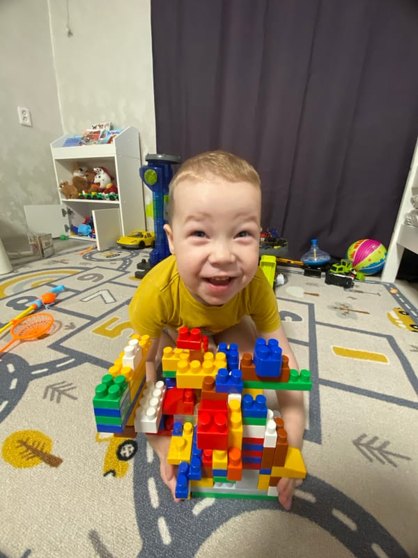 Daily life moments captured across Sochi include child play, cosmetics, skies