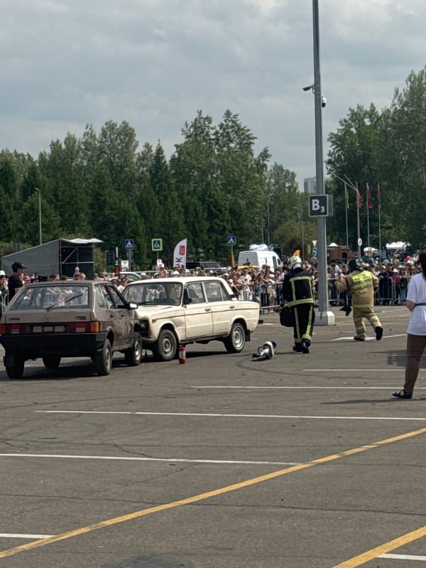 Car fire draws crowd in Krasnoyarsk parking lot