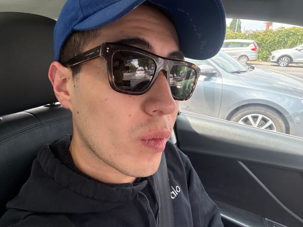 Person in designer sunglasses spotted in car in Puebla