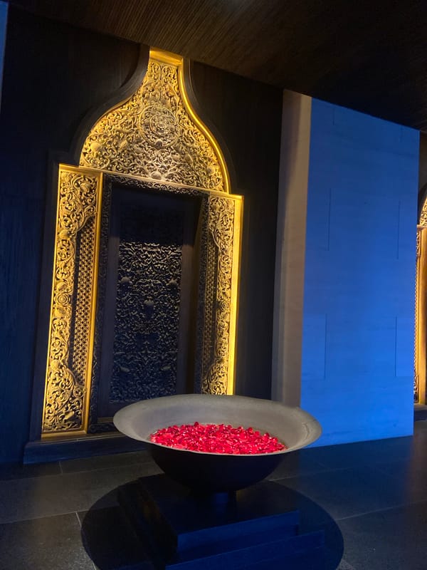 Tourist captures ornate interiors and tropical scenery in Kuta Selatan