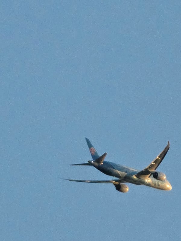 Commercial jet cuts through clear blue skies over Kelsterbach