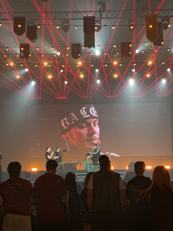 Concert features large screen display with laser effects