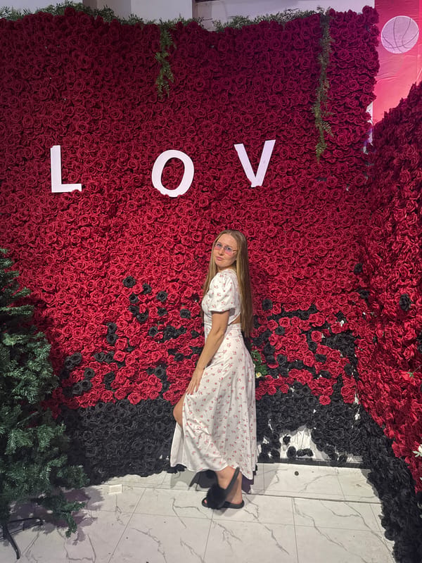 Afternoon at a Yiwu arcade: games, prizes, and rose wall selfies