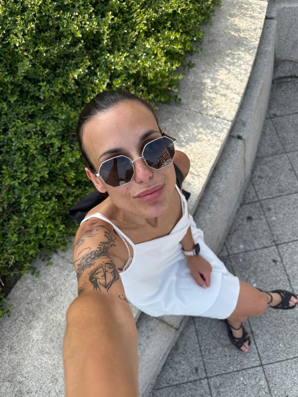 Woman takes selfies, folk performers spotted in Pleven