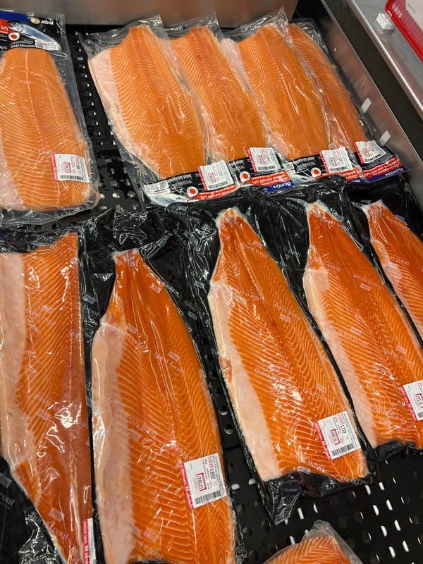 Man shops, takes selfies at Thai grocery store