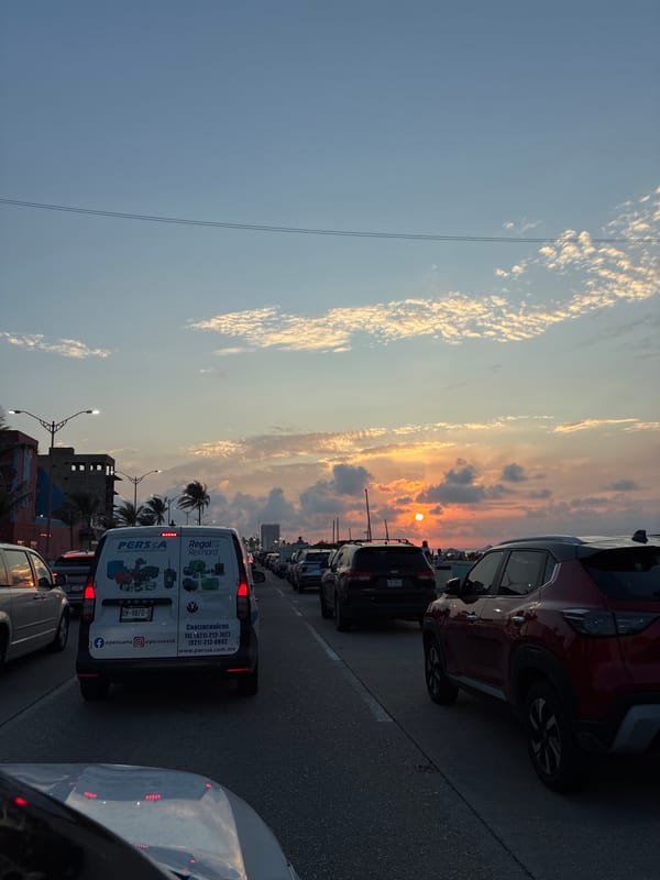 Sunset traffic jam reported on coastal road in Coatzacoalcos